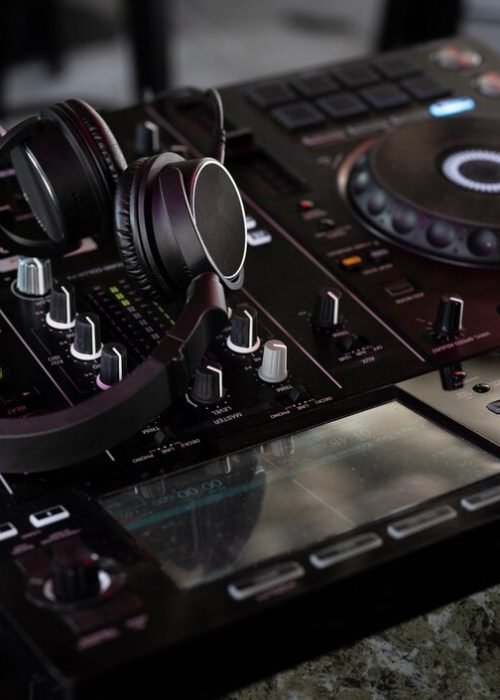 view-dj-equipment-electronics_23-2149658382